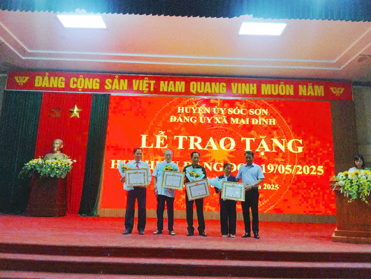 Mai Đình: Trang trọng tổ chức Lễ trao tặng Huy hiệu Đảng đợt 19/5/2025